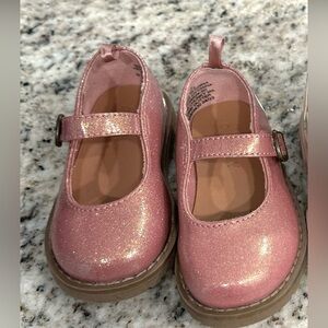 Old Navy toddler size 5 pink glittery Mary Jane shoes. Good used condition.
